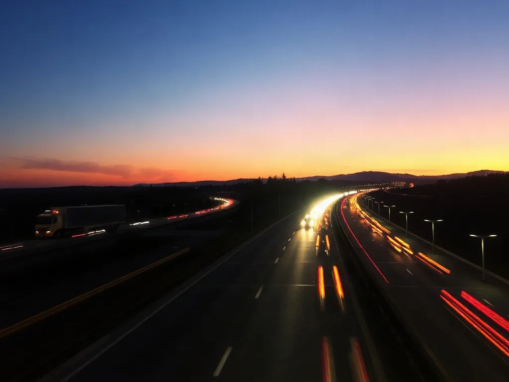 Autostrada al crepuscolo con le scie luminose del traffico